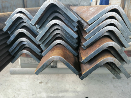 Уголок гнутый металлический 63х63х3 мм